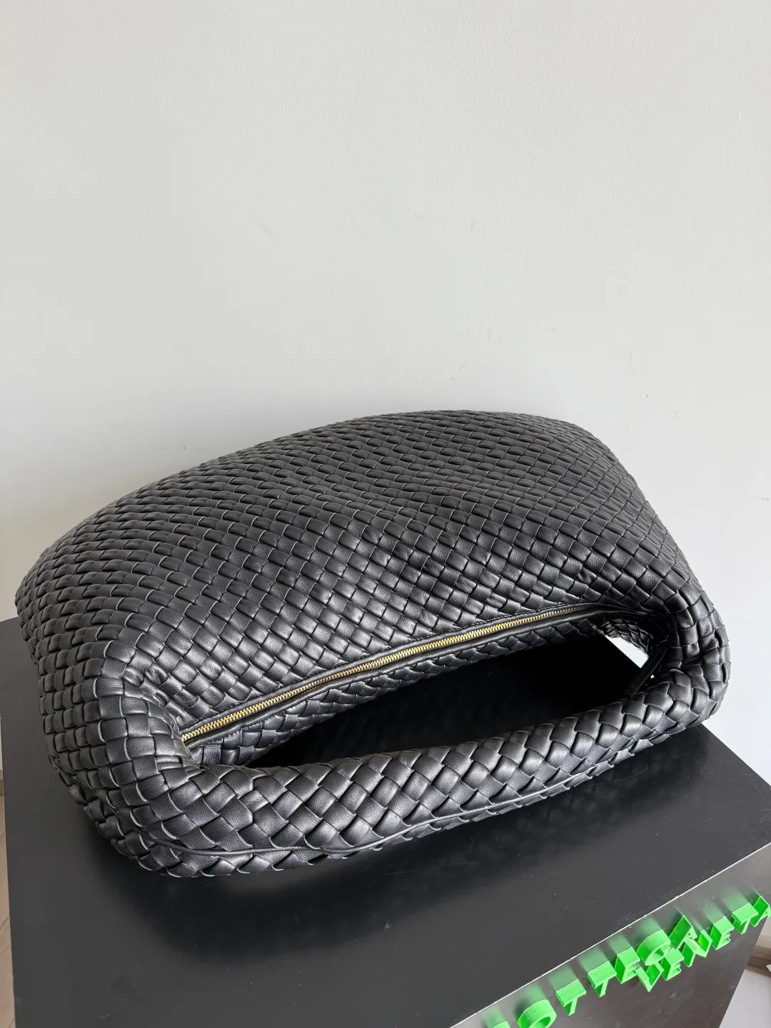 Batch 3260 Bottega Veneta Large Veneta Shoulder Bag Classic Reappearance The classic that has not been seen for many years has returned. Simple and round, soft and tough, it is reinterpreted from the perspective of modern aesthetics. The relaxed expression of the Hobo bag and the casual silhouette can be easily carried whether it is paired with commuting wear or casual style, and it shows an effortless sense of fashion~ Style number: 856739 Size: 59*39*6cm